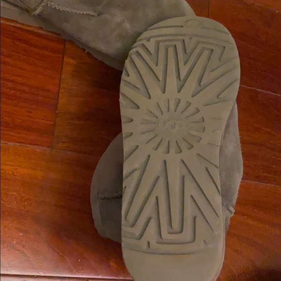 Grey Size 9 UGGs - Picture 3 of 4